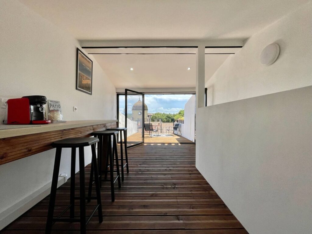 Intérieur moderne avec terrasse ensoleillée.